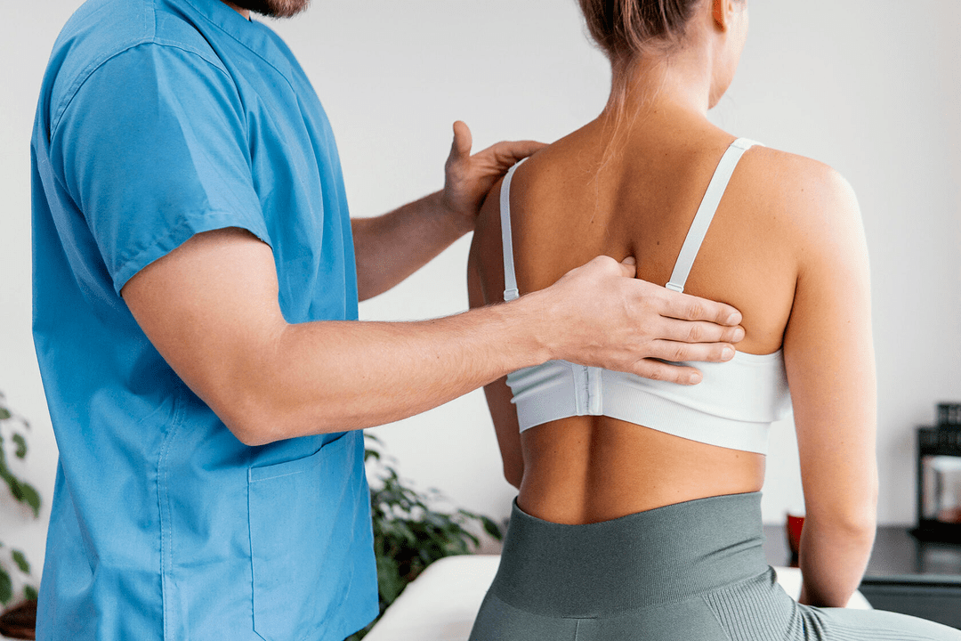 При перших ознаках грудного остеохондрозу необхідно спричинити невролог