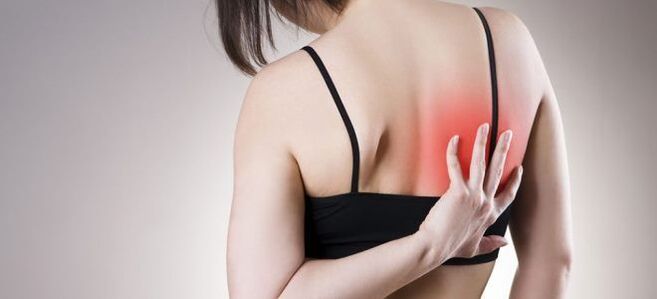 Посилення болю в спині під час руху – ознака грудного остеохондрозу